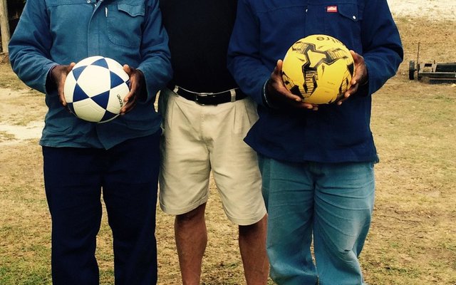 Vlnr: Pascal Yotsi (kaptein), Bev Swart (kaptein gholfklub) en T. Wulana (Welcome - kaptein). Die gholfklub het die twee sokkerballe aan die Eleven Stars Sokkerklub geskenk. 